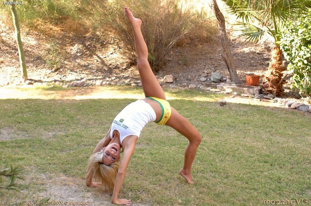 20P Pictures of Courtney Simpson getting crazy outside