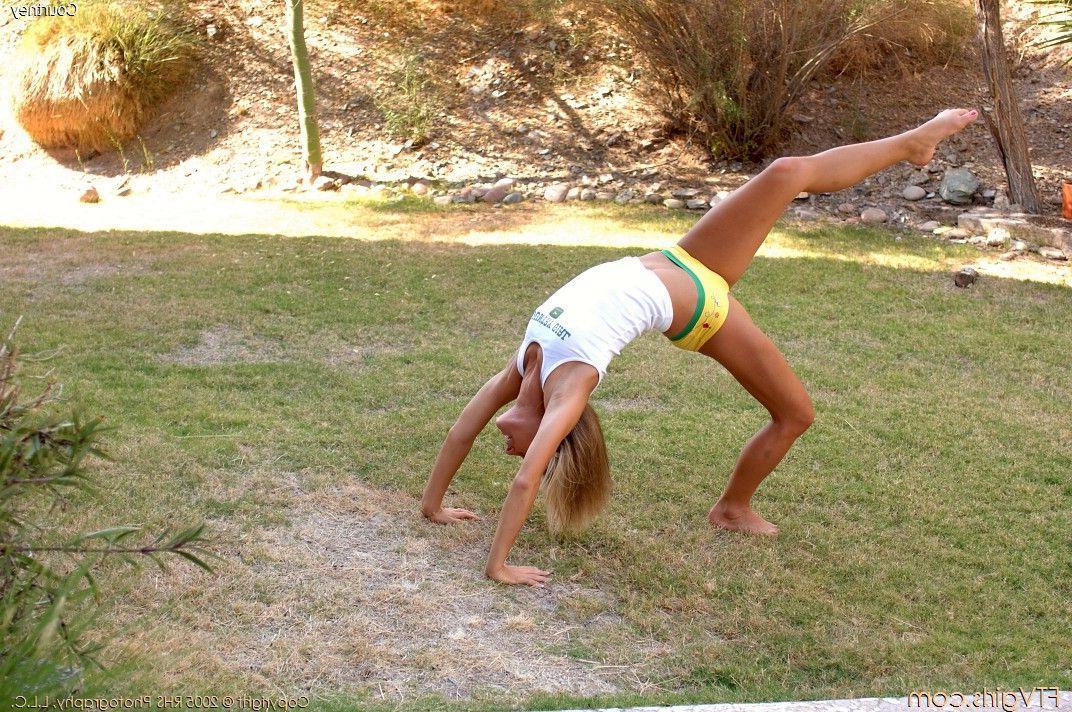 20P Pictures of Courtney Simpson getting crazy outside