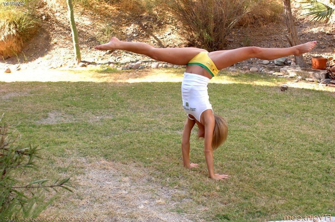 20P Pictures of Courtney Simpson getting crazy outside