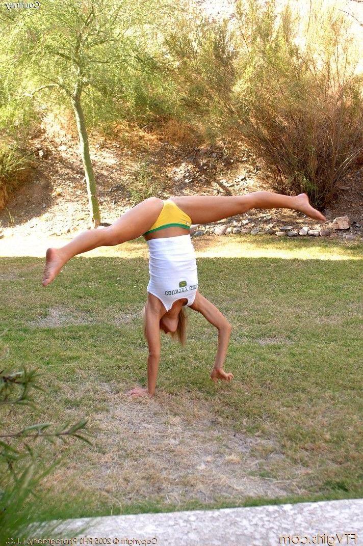 20P Pictures of Courtney Simpson getting crazy outside