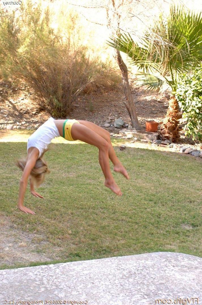 20P Pictures of Courtney Simpson getting crazy outside