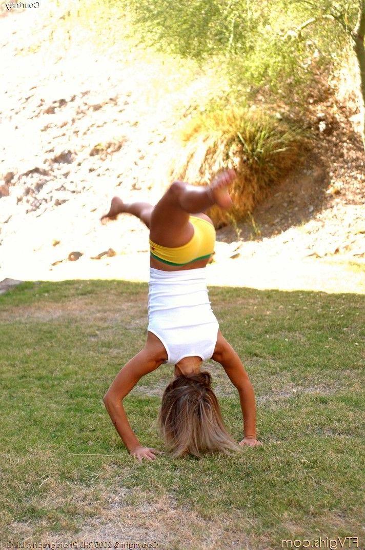 20P Pictures of Courtney Simpson getting crazy outside