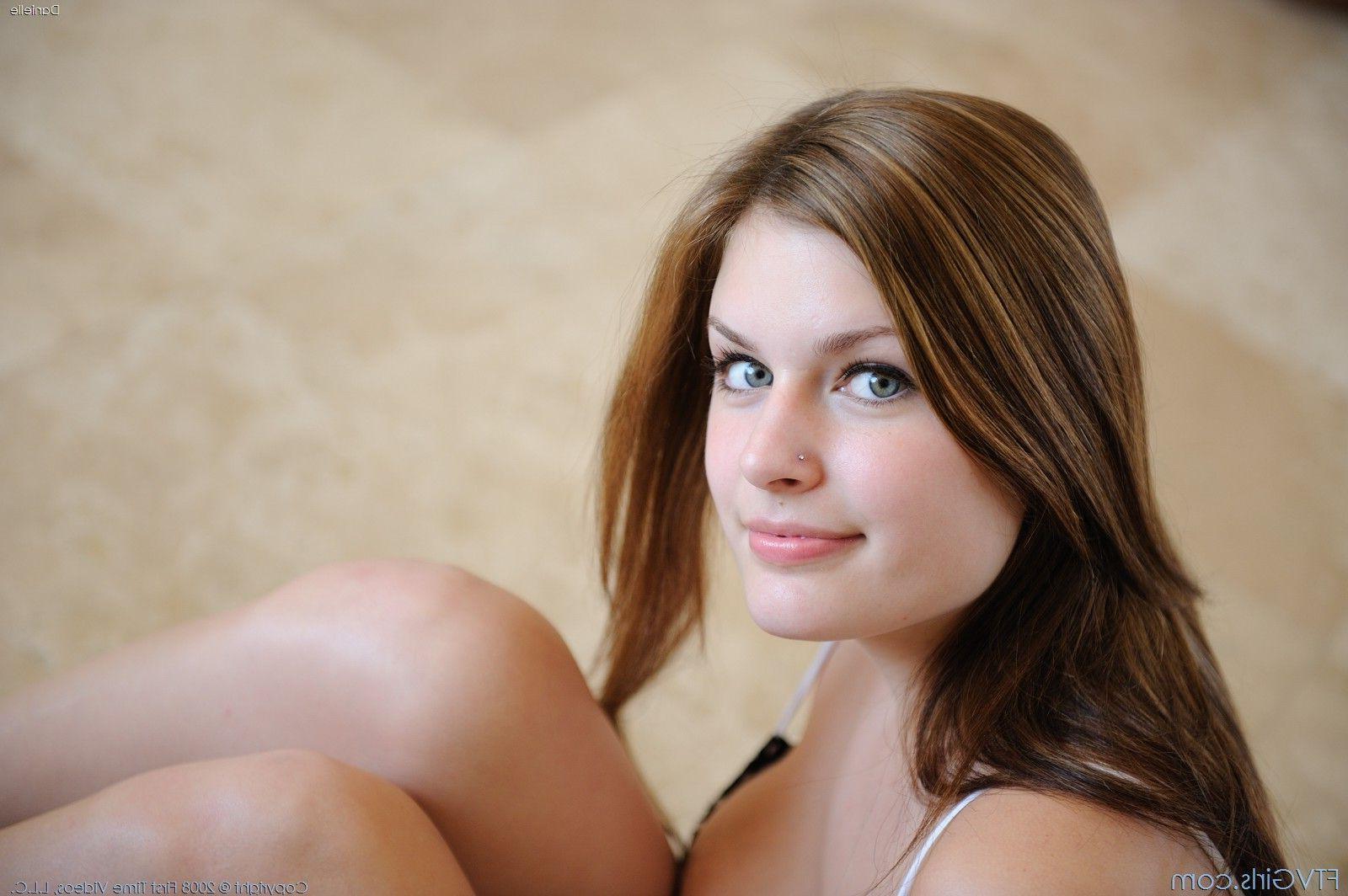 20P Pictures of Danielle FTV playing with a speculum