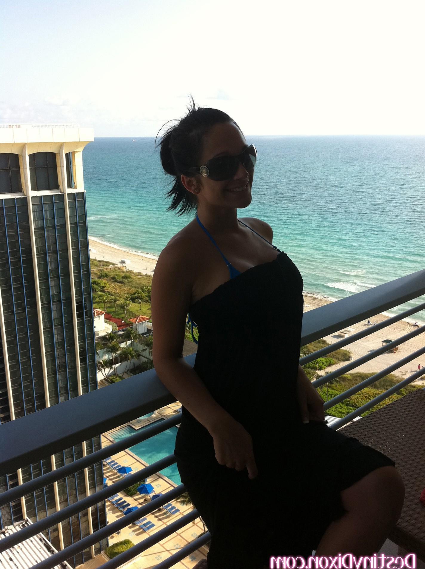 15P Destiny Dixon takes some candid pics of herself while on a trip to Miami