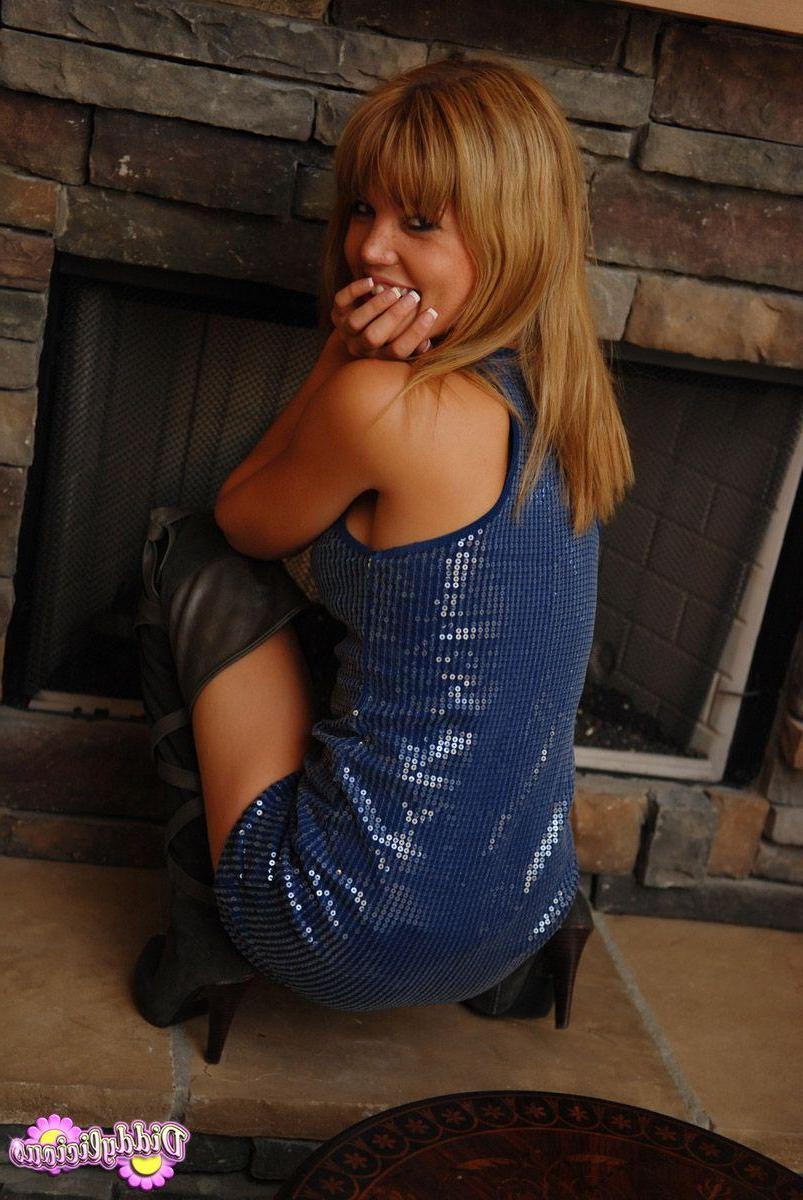 20P Pictures of Diddylicious teasing in boots