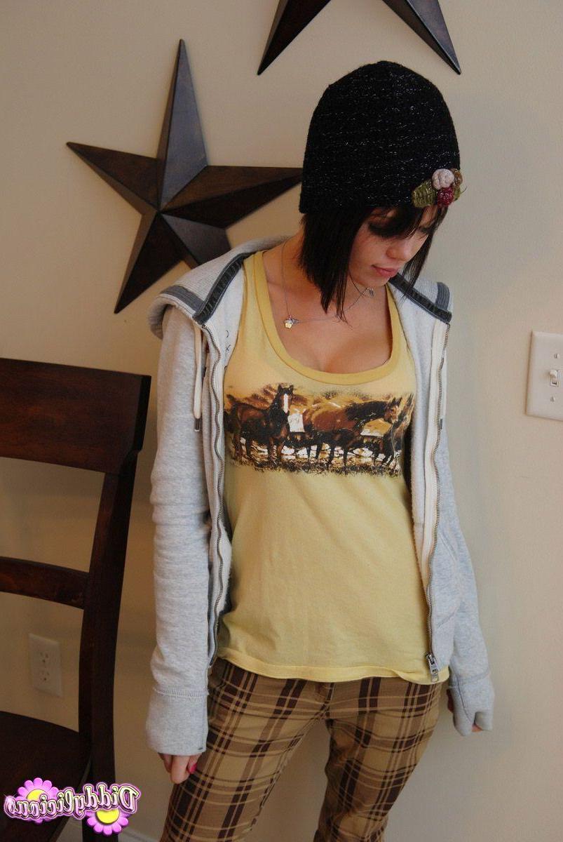 20P Pictures of teen amateur Diddylicious showing off her round ass
