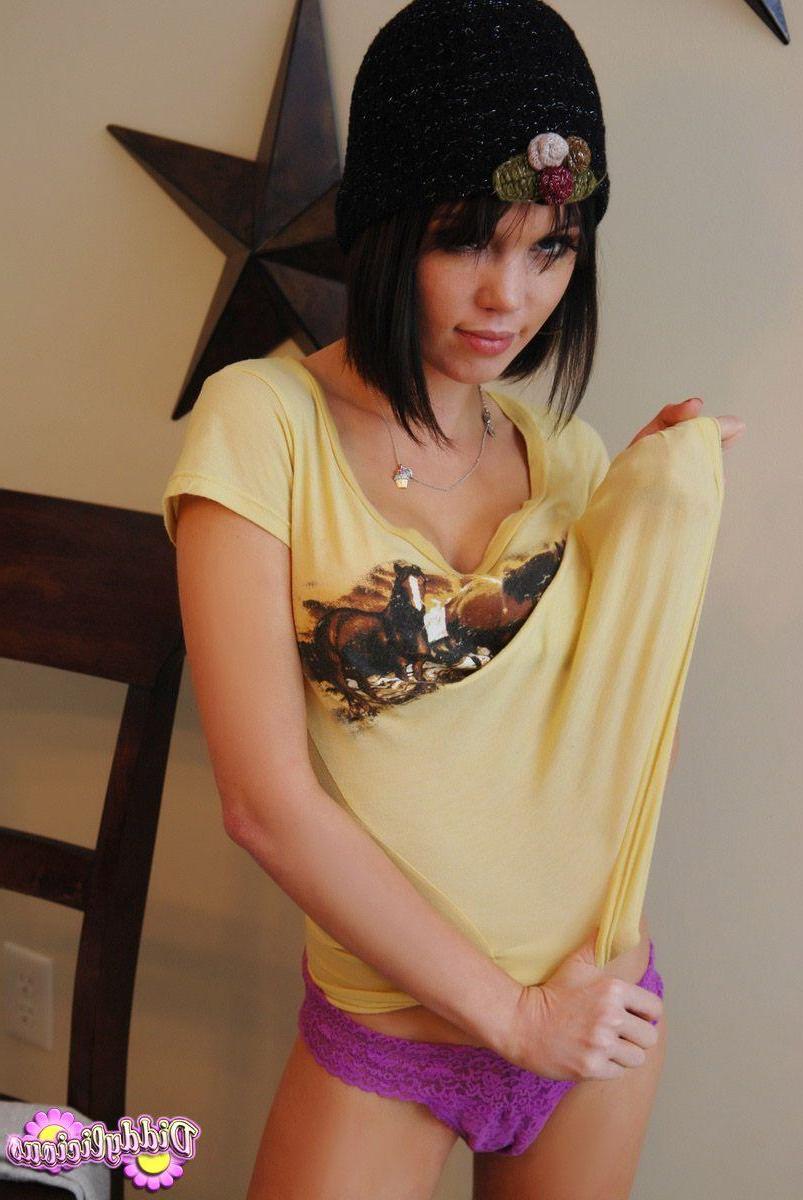 20P Pictures of teen amateur Diddylicious showing off her round ass
