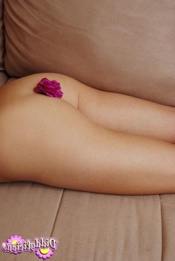 20P Pictures of teen Diddylicious showing you her flower
