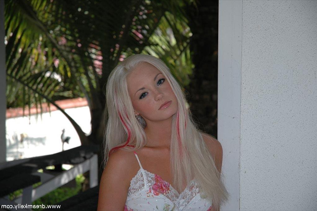 16P Dream Kelly gets naked outside and busts out a toy