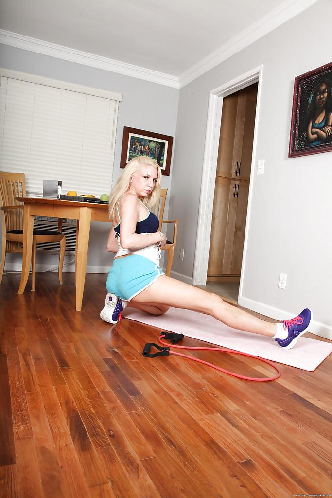 14P Sporty blonde MILFgetting naked and exposing her twat in close up