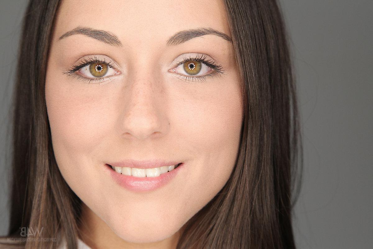 16P Brunette teen Iwia slides down her jeans to expose her gorgeous body