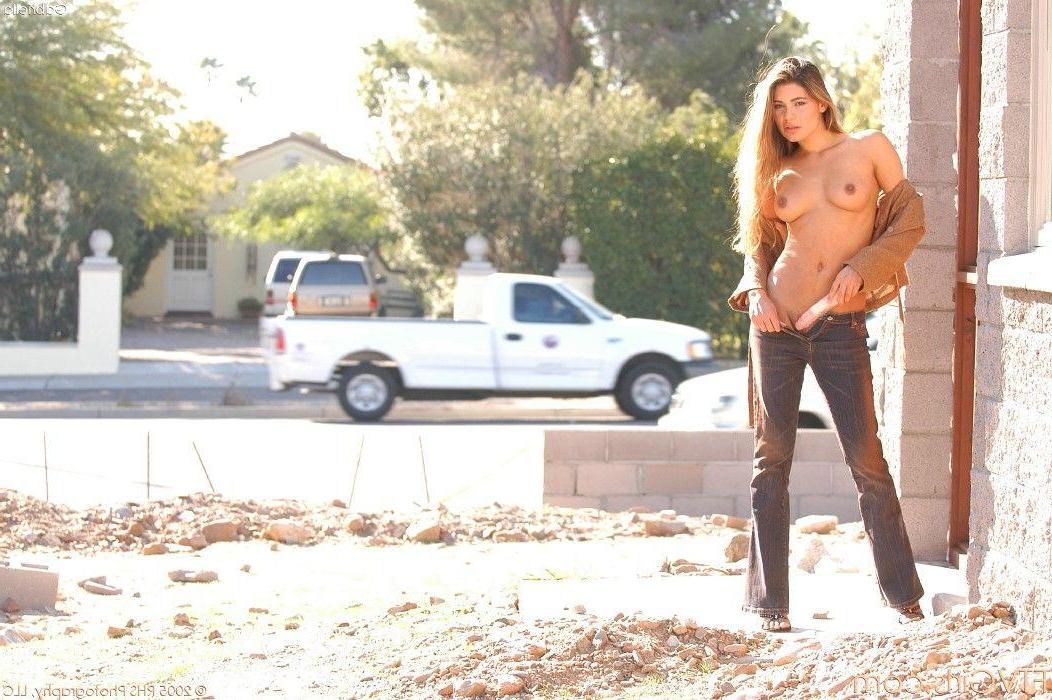 20P Pictures of Gabriella masturbating outside