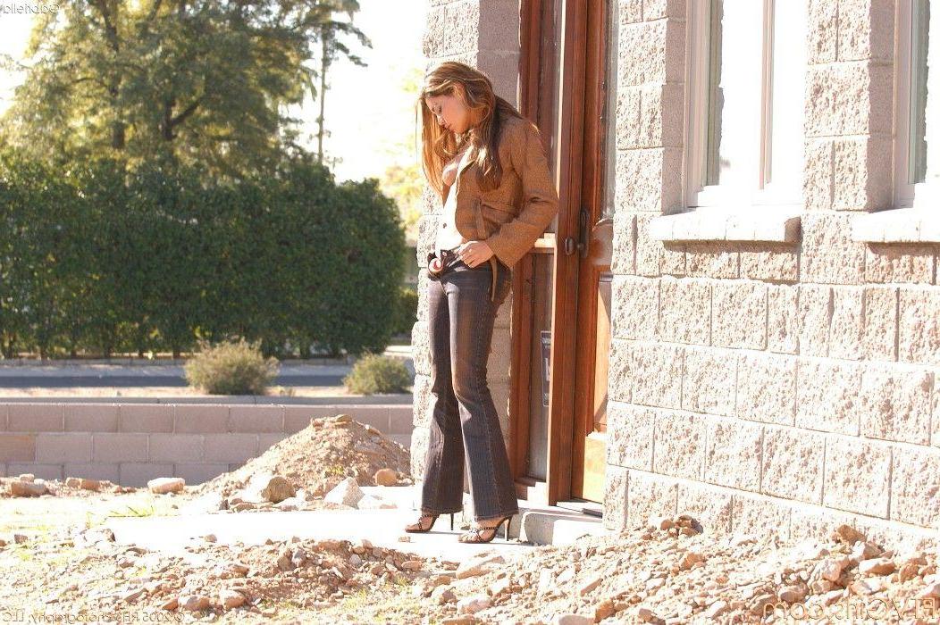 20P Pictures of Gabriella masturbating outside