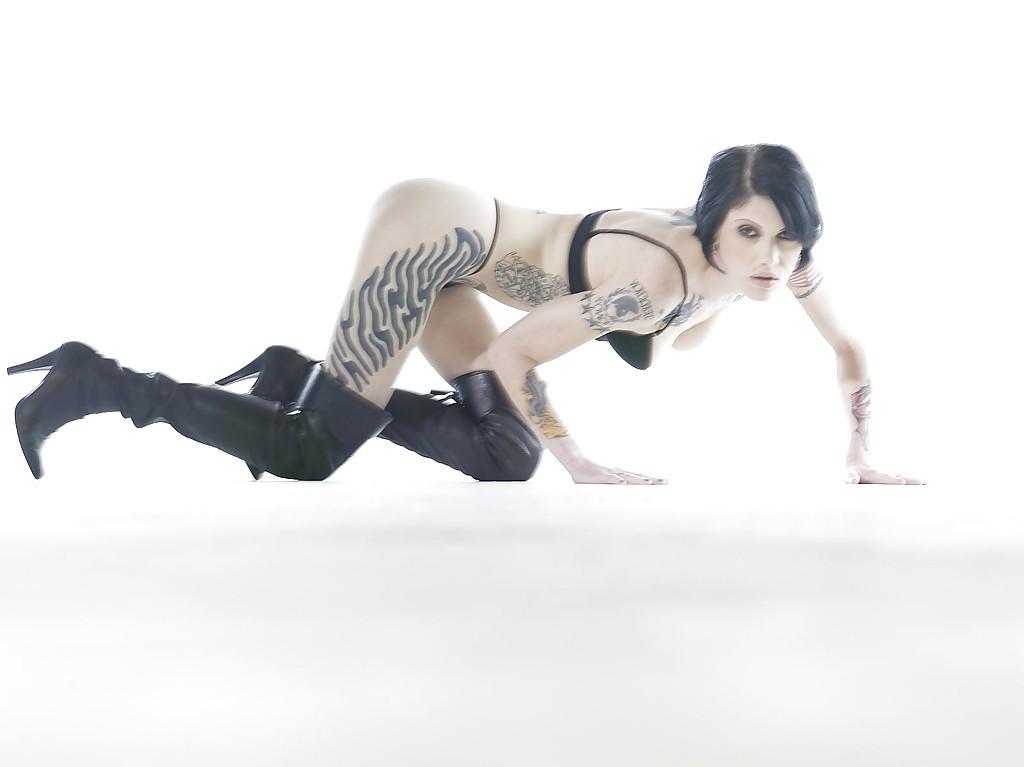 16P Hot babe in thigh boots showcasing her graceful tattooed curves