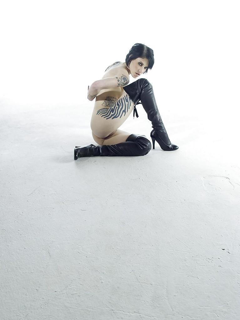 16P Hot babe in thigh boots showcasing her graceful tattooed curves