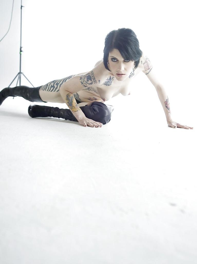 16P Hot babe in thigh boots showcasing her graceful tattooed curves