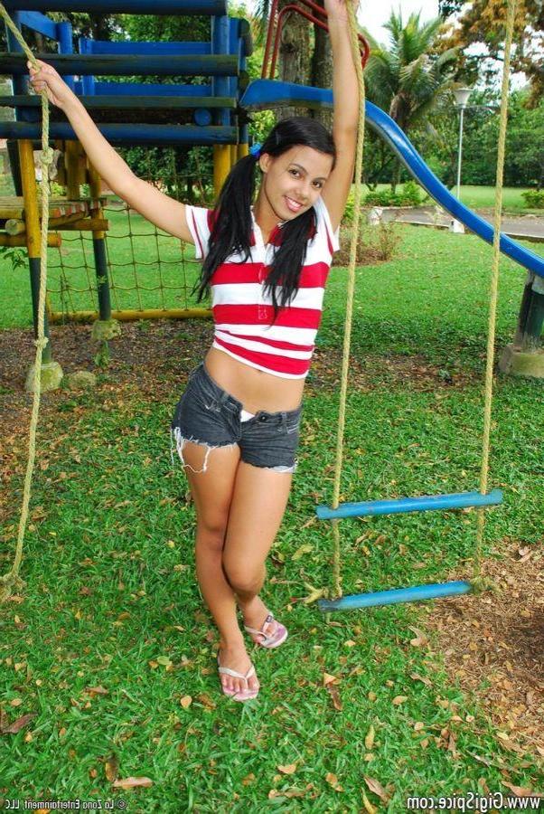 15P Pictures of Gigi Spice masturbating at a park