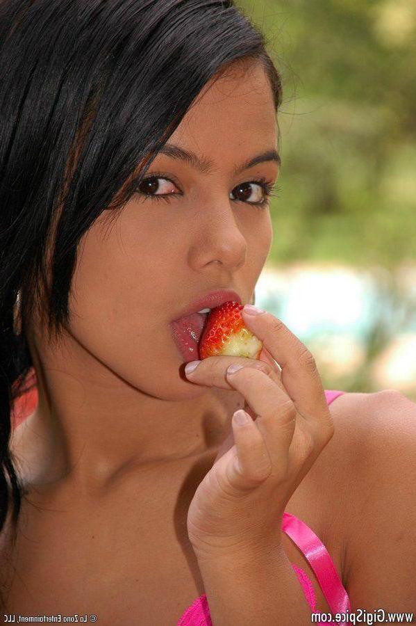 15P Pictures of Gigi Spice pleasuring herself with a sex toy