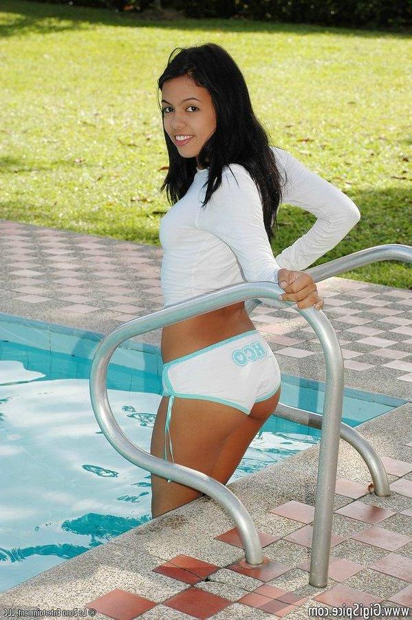 15P Pictures of teen Gigi Spice masturbating after a swim