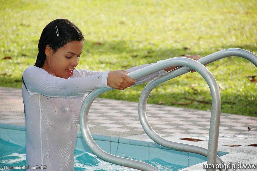 15P Pictures of teen Gigi Spice masturbating after a swim