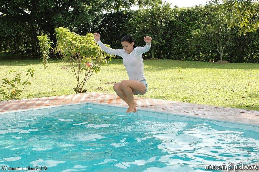 15P Pictures of teen Gigi Spice masturbating after a swim