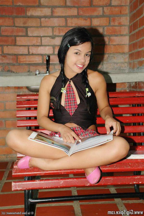 15P Pictures of Gigi Spice masturbating after school