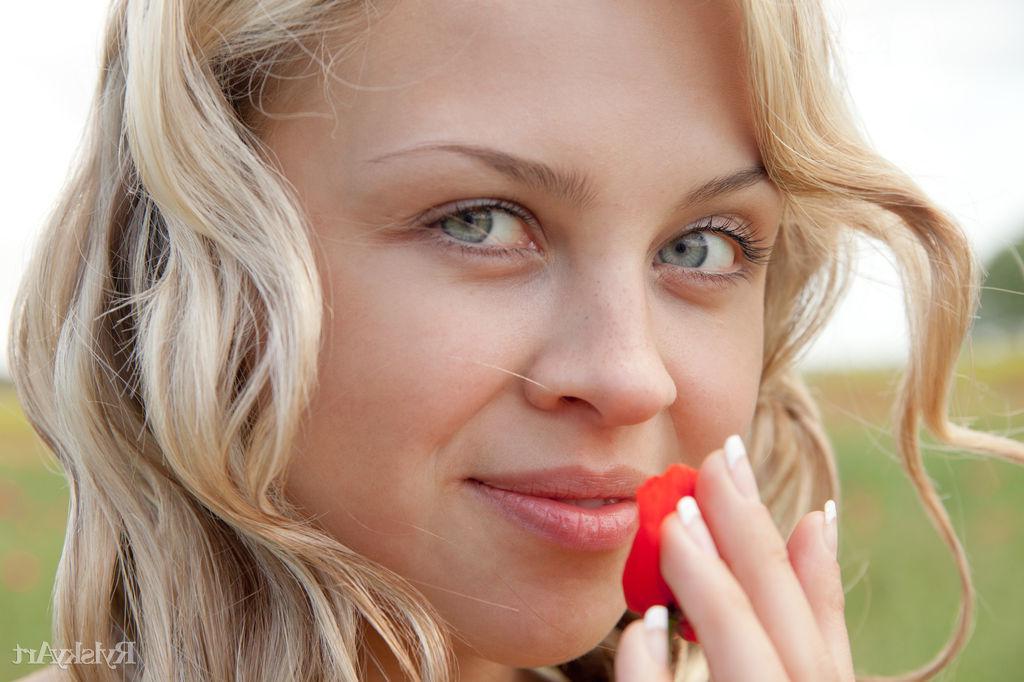 16P Blonde girl Gina D offers you her pretty flower in "Polana"