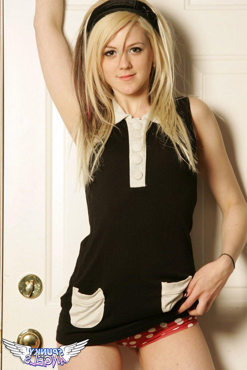 20P Pictures of teen model Haley teasing in her sexy boots