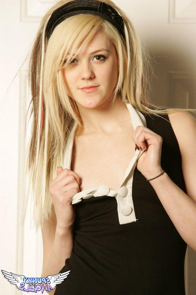 20P Pictures of teen model Haley teasing in her sexy boots
