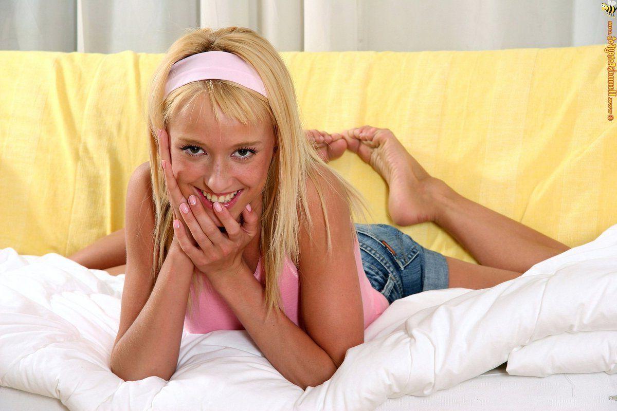 14P Pictures of teen Hanna's Honeypot hot and horny just for you