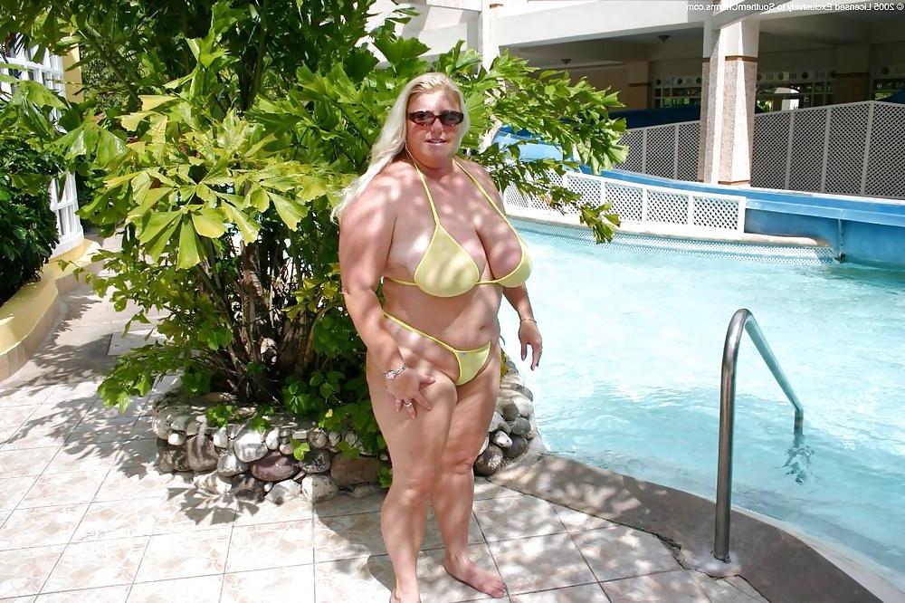 20P Saggy tits in bikini.