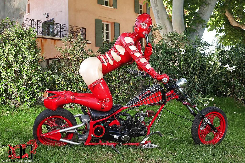 16P Hot fetish seductress in latex suit and mask toying her pussy outdoor