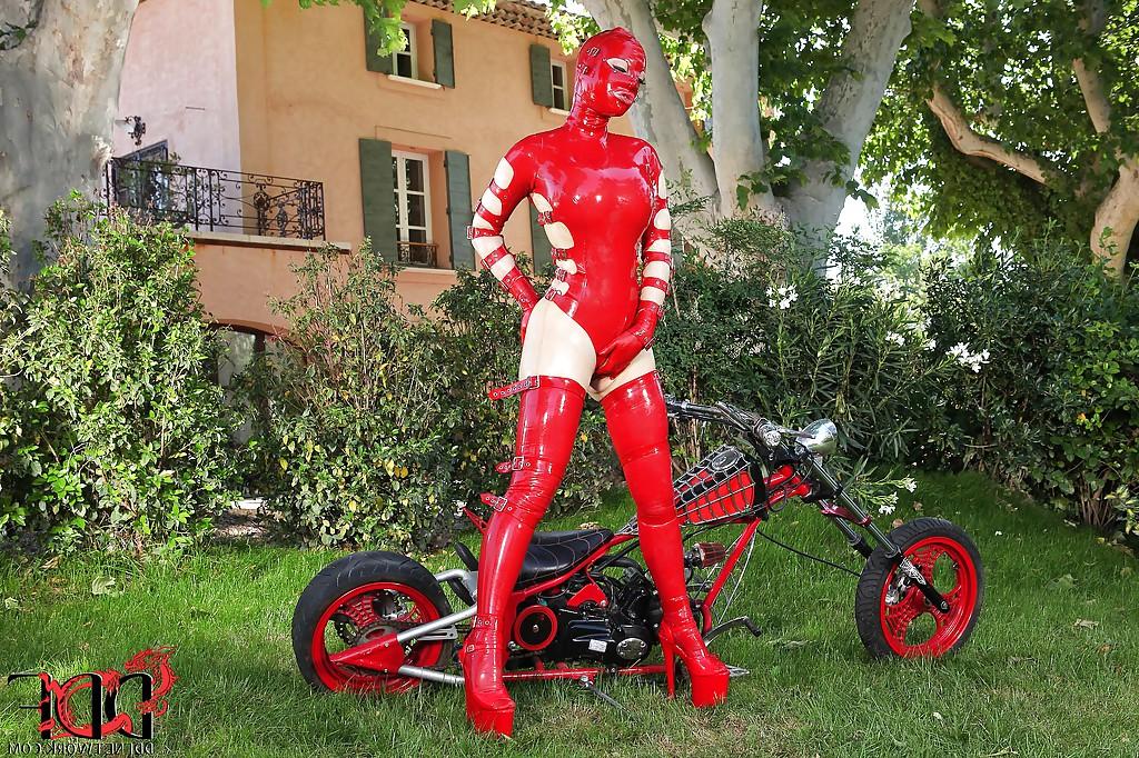 16P Hot fetish seductress in latex suit and mask toying her pussy outdoor