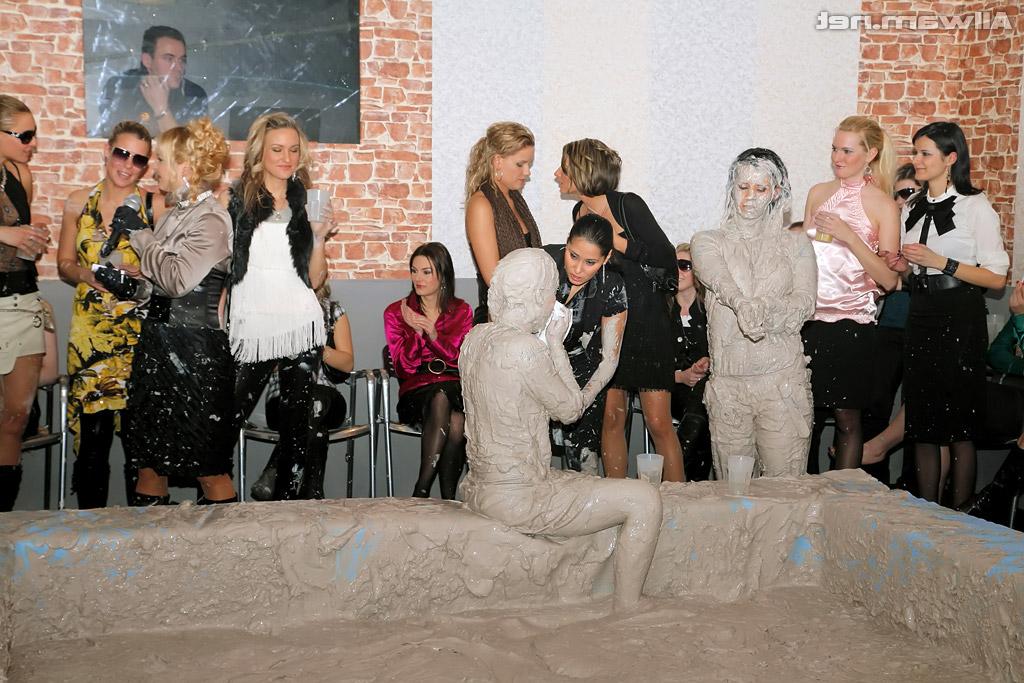 16P Kinky european fashionistas having some messy catfight fun