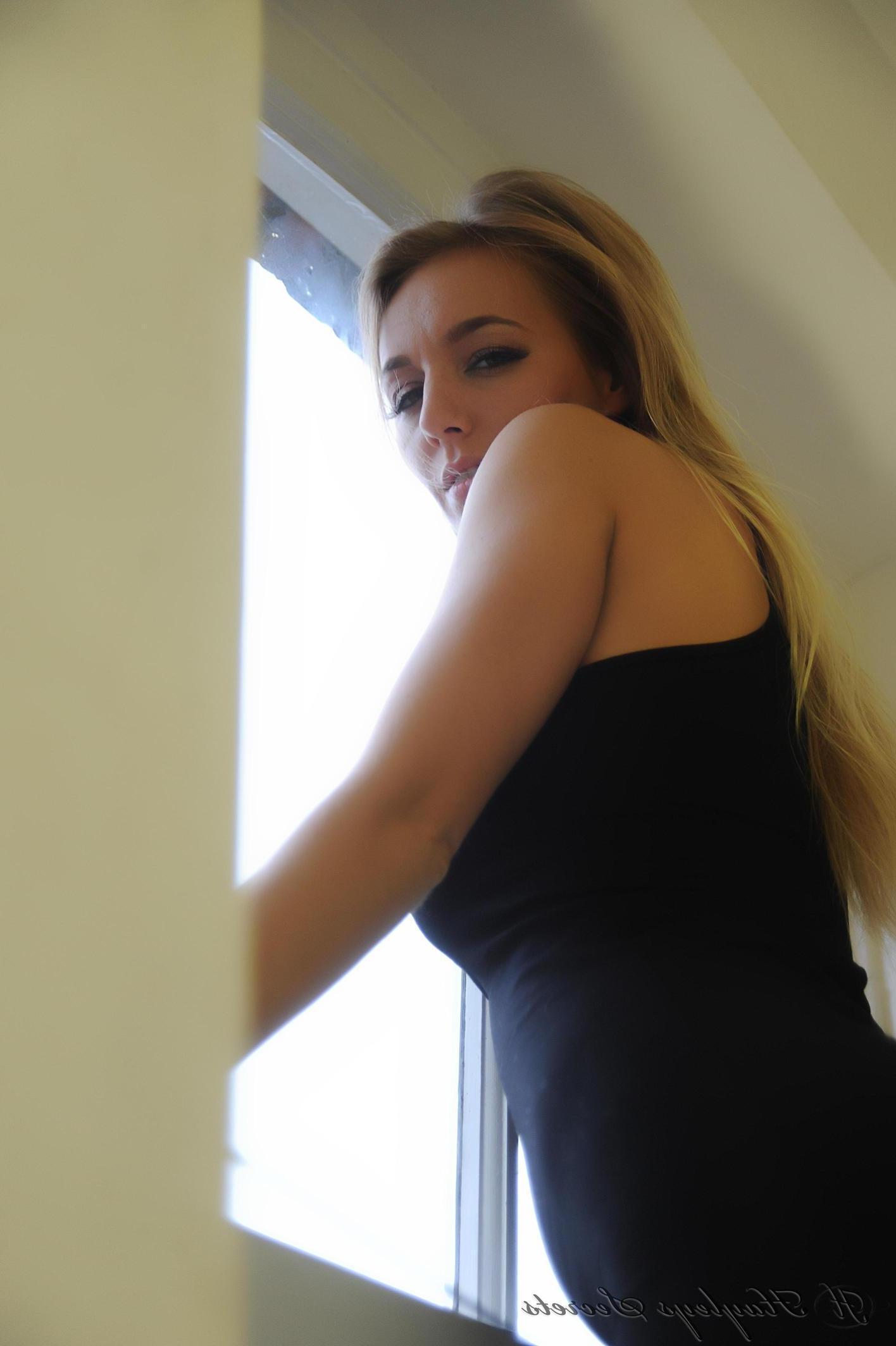 12P Pictures of Hayley Marie stripping to her boots