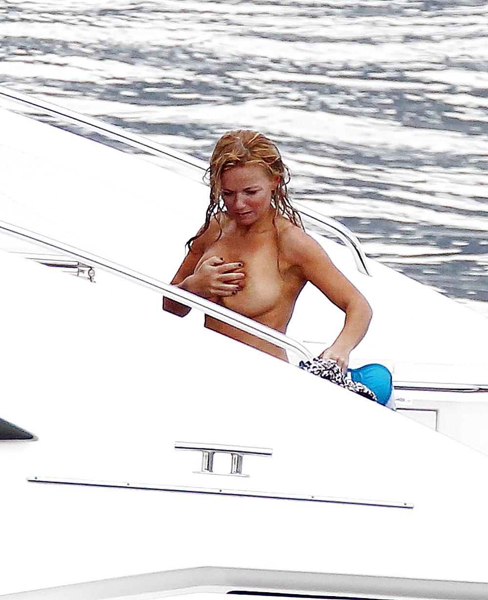 6P Geri Halliwell - Caught topless