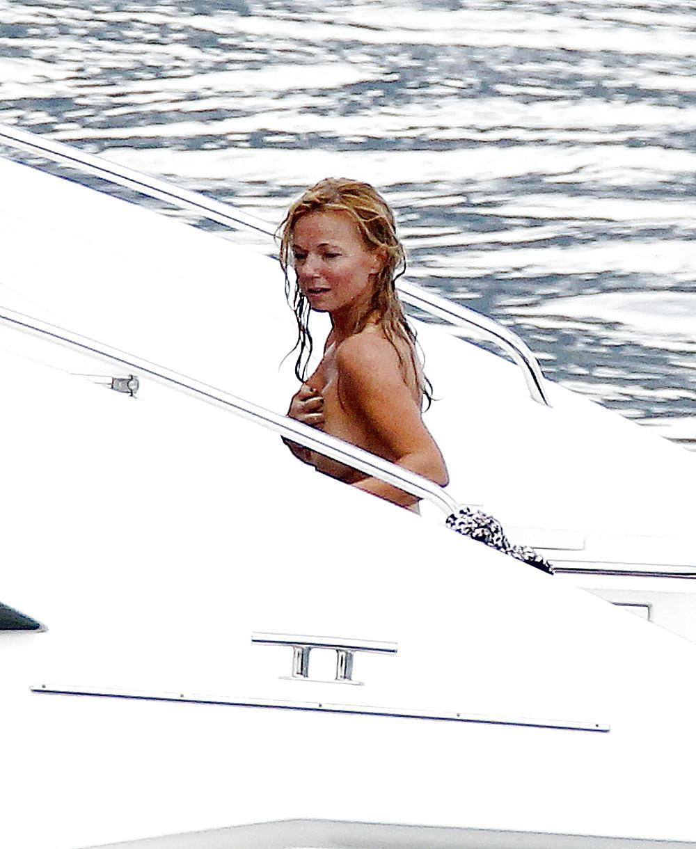 6P Geri Halliwell - Caught topless
