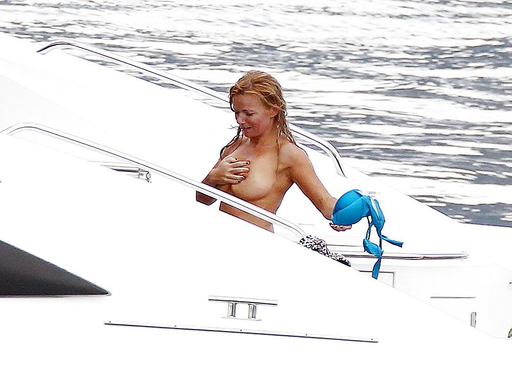 6P Geri Halliwell - Caught topless