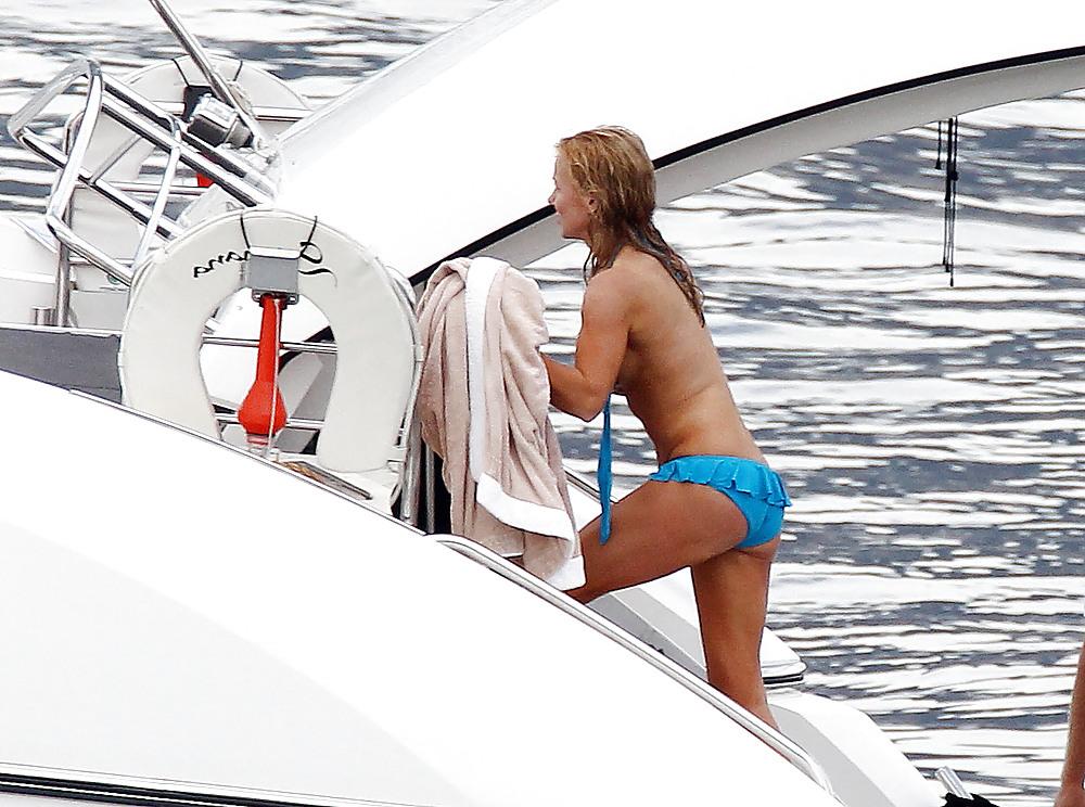 6P Geri Halliwell - Caught topless