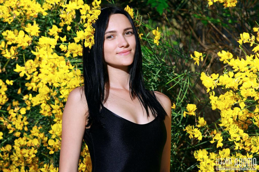 20P Beautiful girl Lika displays her beautiful nude body outside