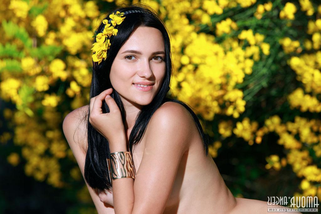 20P Beautiful girl Lika displays her beautiful nude body outside