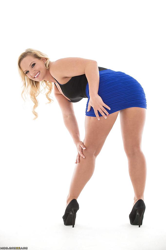 16P Big ass blonde Cali making a good striptease dance while undressing