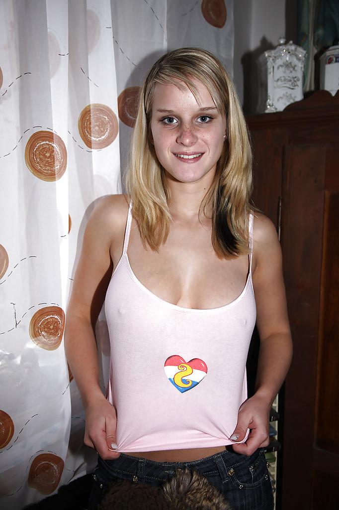 16P Das dreckige, vollbusige Babe Marry masturbiert ihre feuchte Muschi mit einem Vibrator