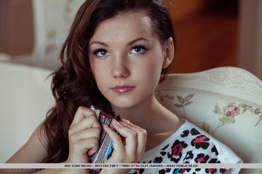 18P Beautiful girl Iva gets naked with a cup of tea in "Tomida"