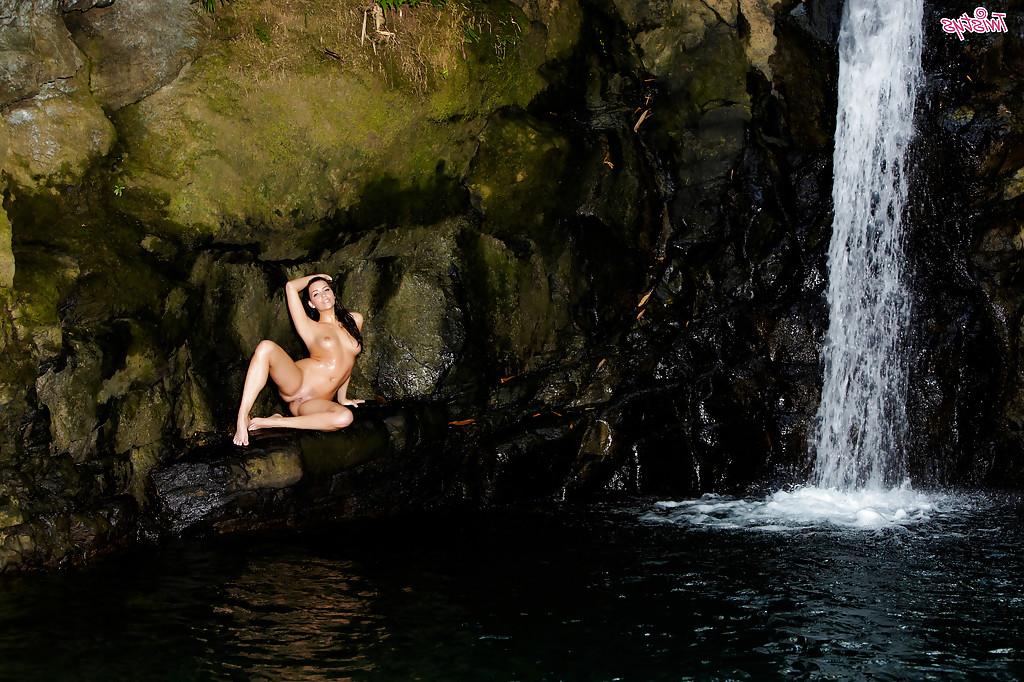16P Mia Malkova zeigt ihren nassen, sexy Körper, während sie sich vor der Kamera ausbreitet