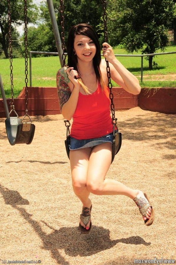 15P Pictures of teen chick Ivy Snow masturbating in a park