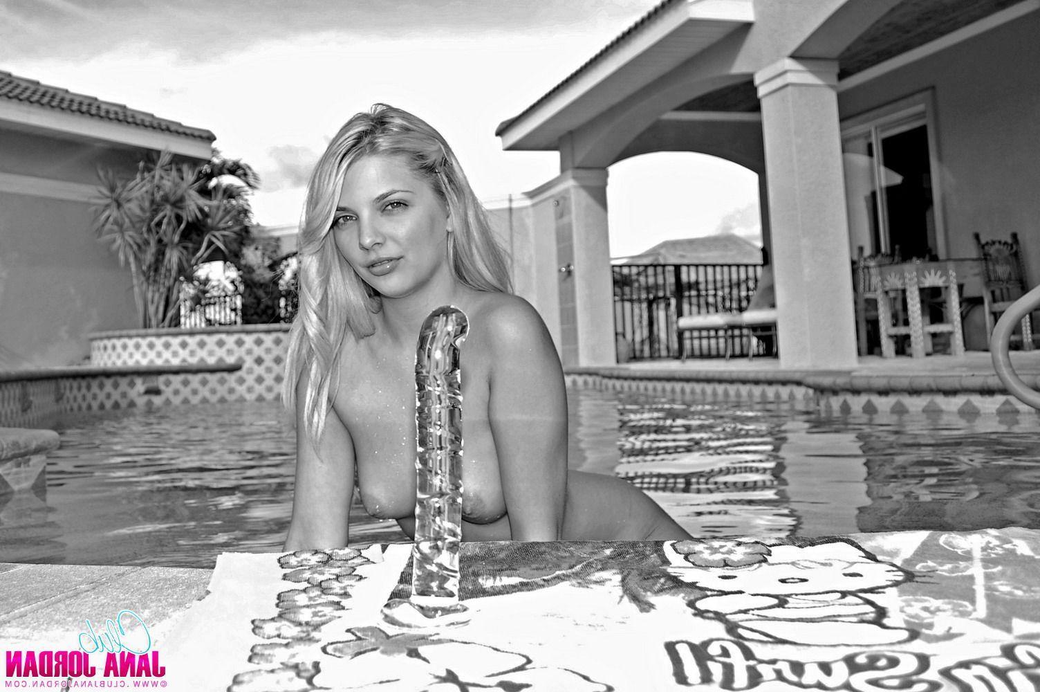 20P Pictures of teen cutie Jana Jordan masturbating by the pool