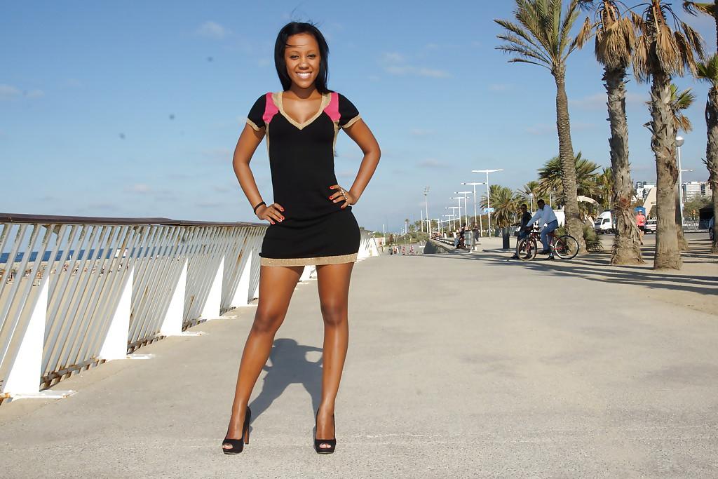 16P Frisky ebony teenage babe revealing her tempting ample ass outdoor