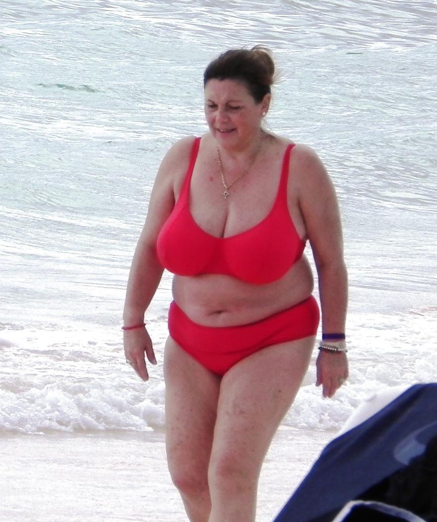 25P Mature boobs beach
