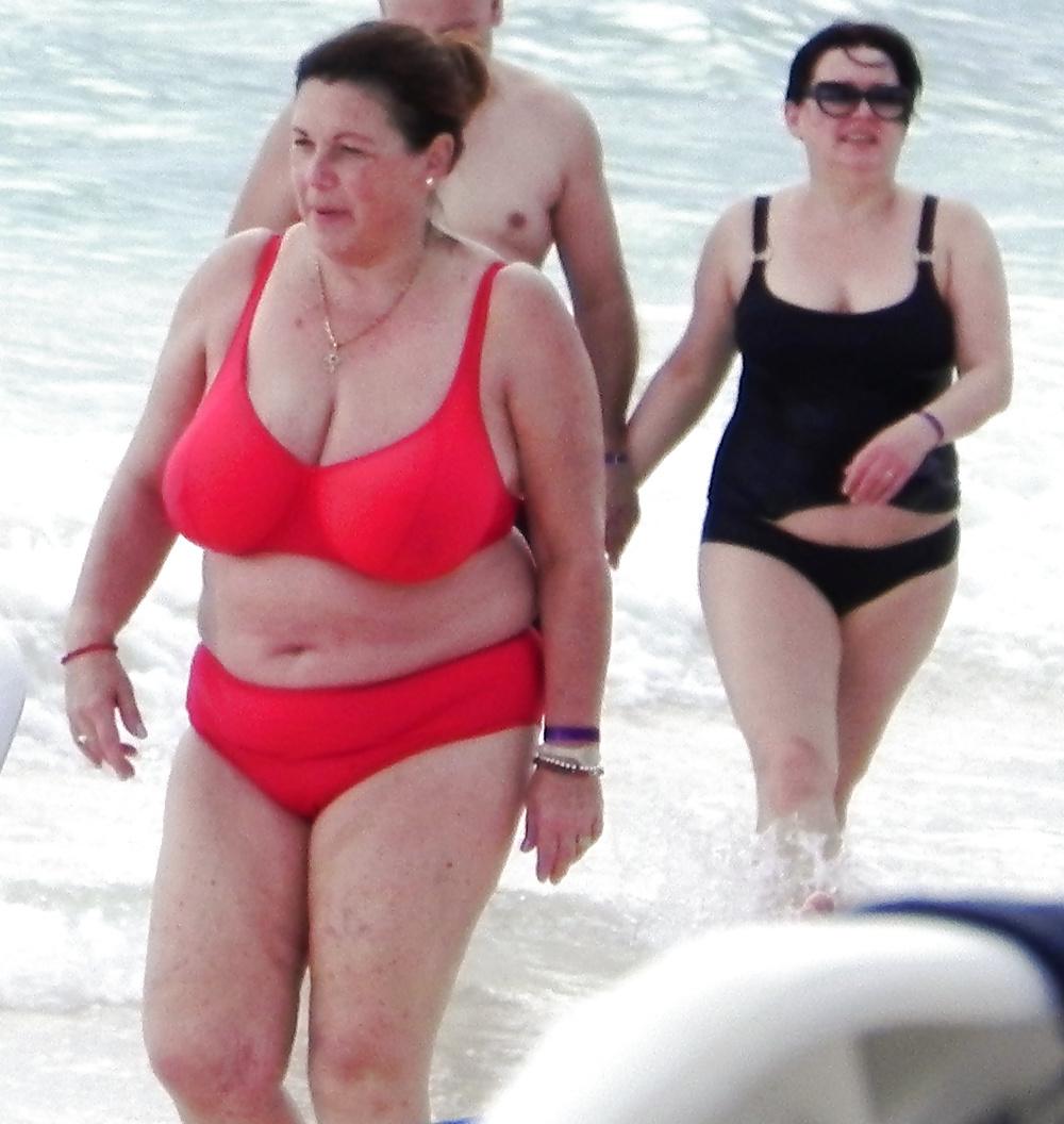 25P Mature boobs beach